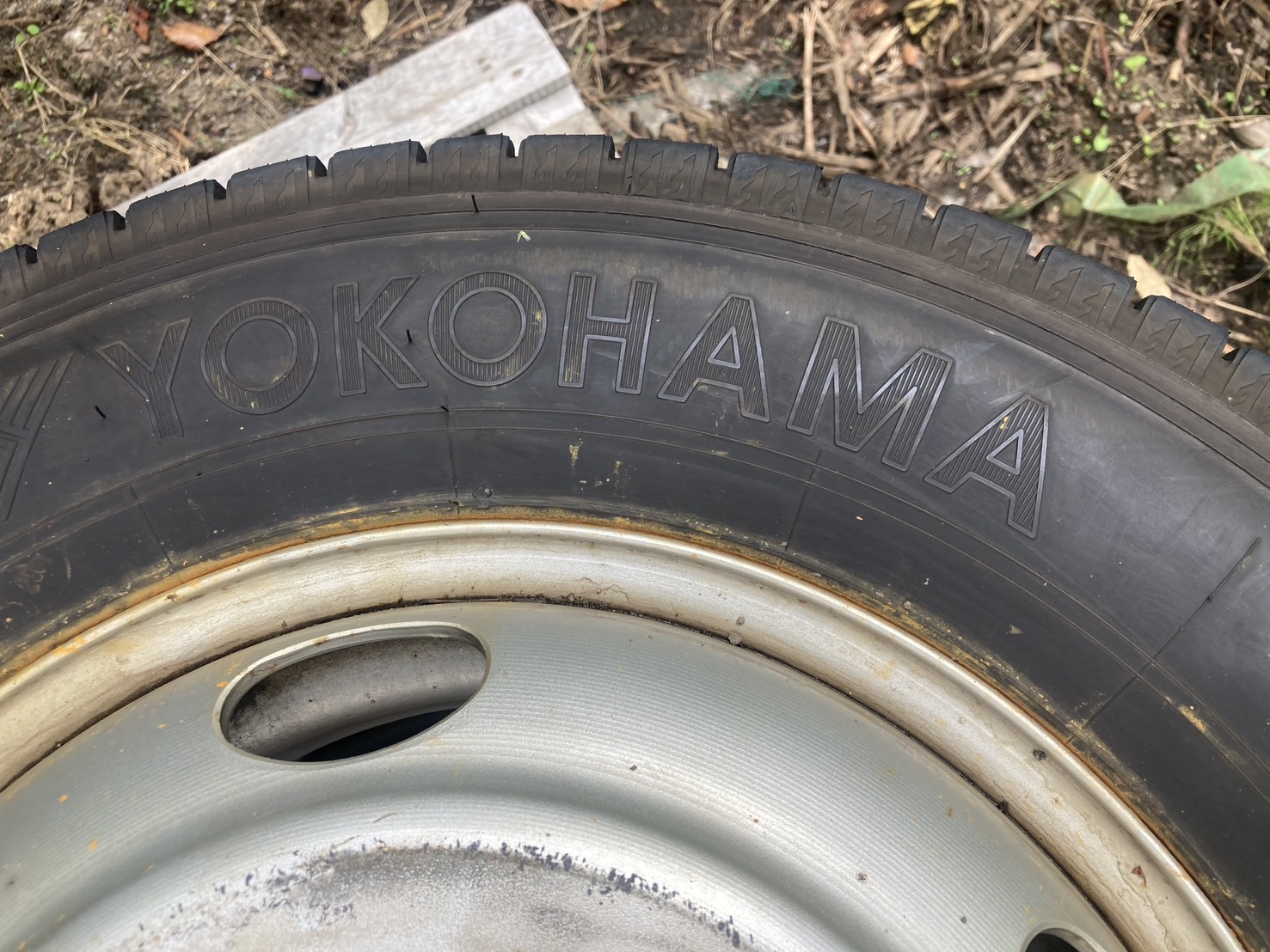 ヨコハマ ２ｔﾀﾞﾝﾌﾟｽﾀｯﾄﾞﾚｽ＋鉄ホイル R6年式 - 画像 4